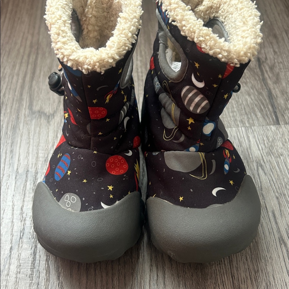 Bogs Black and Gray Space-Themed Kids waterproof boots size 8 - Picture 3 of 8